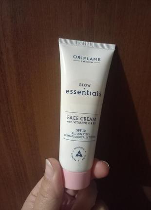 Вирівнювальний крем для обличча з spf10 glow essentials