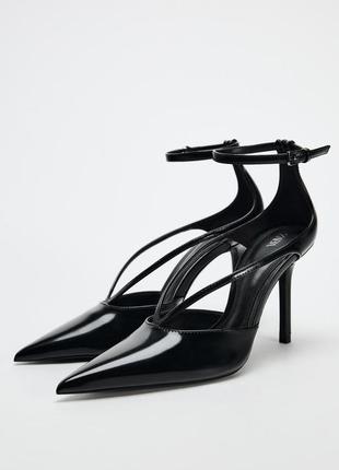 Туфли с двойными ремешками на каблуке