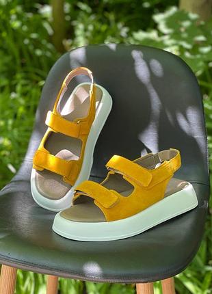 Горчичные оранжевый замшевые кожаные босоножки на липучках