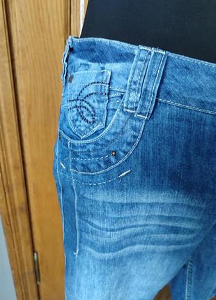Шорты длинные джинсовые с разнообразной отделкой3 фото