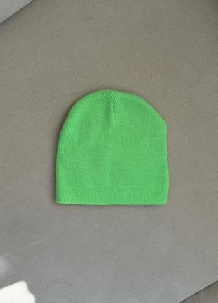 Шапка тоненька на весну