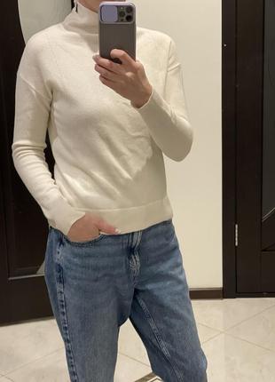 Шерстяной гольф на змейке молочный