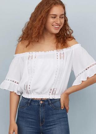 Женская белая блузка с открытыми плечами h&m.