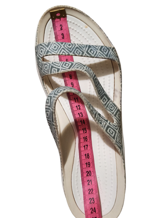 Шлепанцы crocs w8
swiftwater graphic sandal grey diamond/white4 фото