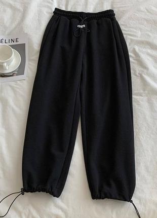 Штани кльош на флісі
очень удобны в повседневном выкрытии. верх и низ на фиксаторах 42-44, 46-50.