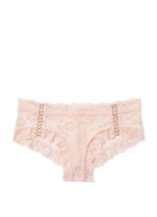 Трусики чікіні мереживні victoria's secret shimmer lace lace-up cheeky panty purest pink shimmer