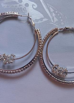 Серебристые сережки-кольца с тройной подвеской