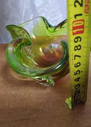 Стеклянная цветная пепельничка.