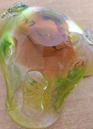 Стеклянная цветная пепельничка.