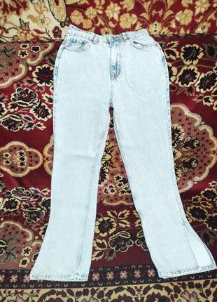 Джинсы с разрезами.