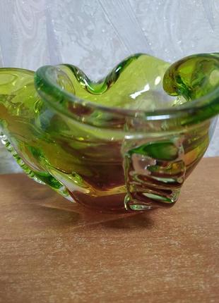 Стеклянная цветная пепельничка.