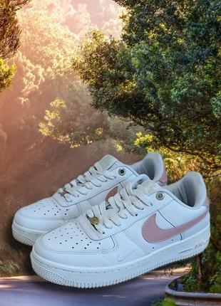 Классные белые кожанные кроссовки.nike air force 1. размер 37.