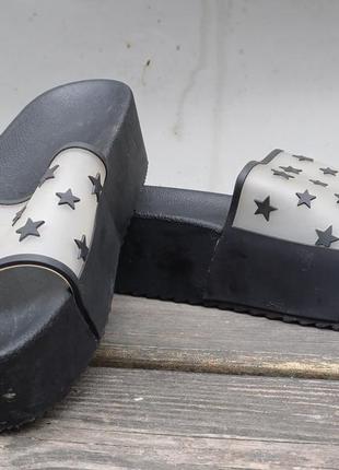 Женские шлепанцы на платформе