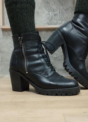 Шкіряні ботільйони на стійкому каблуці/жіночі шкіряні чорні черевики