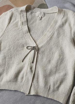 Белая кофтина на кнопках с переда и бантиком с камнями h@m.