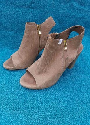 Женские босоножки