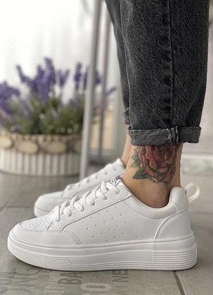 Женские кроссовки white