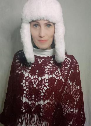 Женская шапка -ушанка белоснежного цвета.