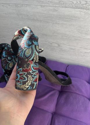 Босоніжки з вишитим каблуком