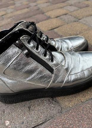 Демисезонные кожаные ботинки, внутри утепленные флисом. 36 размер 22,5 см стелька