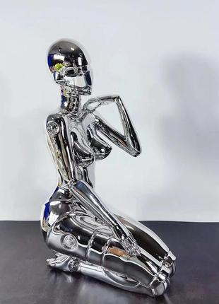 Большая статуэтка киберпанк геноид хадзимэ сораяма (hajime sorayama), серебряная