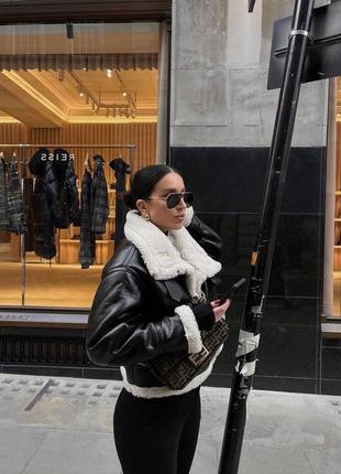 Масивна дублянка з еко шкіри з білим хутром барашка