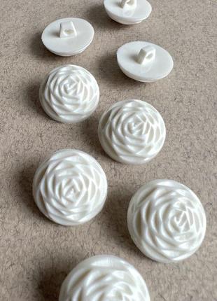 Ґудзик костюмний квітка молочного відтінку на ніжці білий 21мм пластик