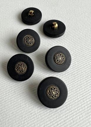 Ґудзик костюмний золота квітка на ніжці чорний 18мм пластик