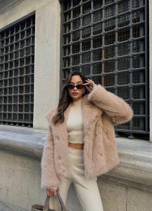 Бежева шубка