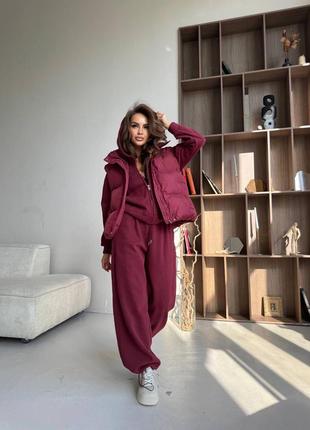 Костюм трійка теплий жіночий бордовий - бургунді жилетка безрукавка на блискавці з кишенями утеплена товстівка з капюшоном штани джоггери на резинці