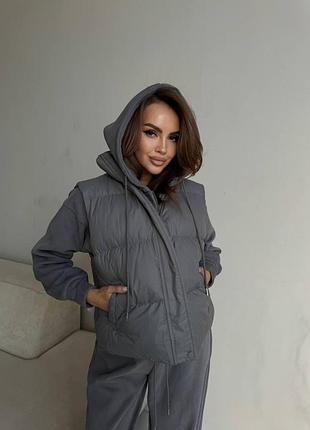 Костюм трійка теплий жіночий сірий- графіт жилетка безрукавка на змійці з кишенями утеплена товстівка з капюшоном  штани джоггери на резинці