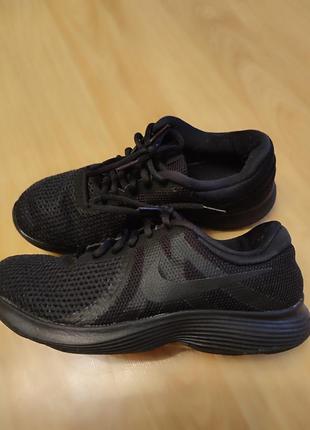 Оригінальні кросівки nike. комфортна, легка модель для повсякденного носіння