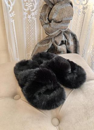 Пушистые тапки черного цвета