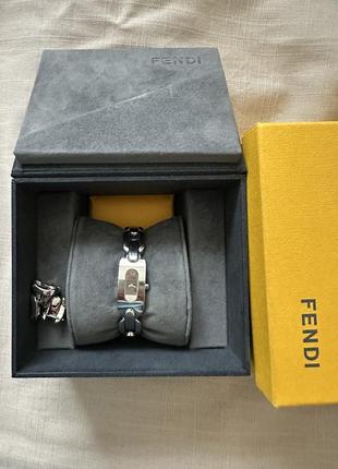 Наручний годинник fendi