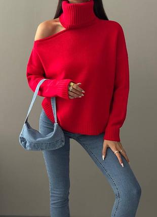 Трендовый свитер с открытым плечом оверсайз