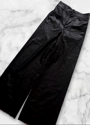 Очень крутые брюки палаццо от бренда zara. на тонком утеплении. состояние идеально.
размер 32