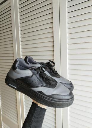 Кроссовки мужские черно-серого цвета на шнуровке 44р. 28 см