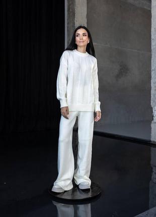 Объемный вязаный костюм с брюками палаццо