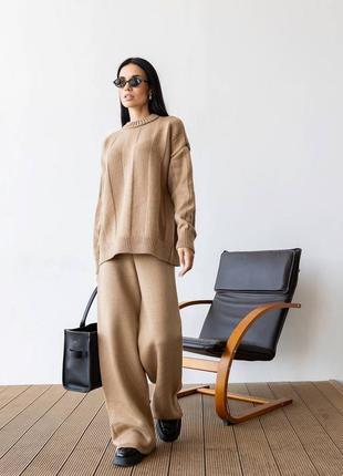 Объемный вязаный костюм с брюками палаццо