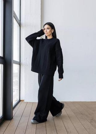 Объемный вязаный костюм с брюками палаццо