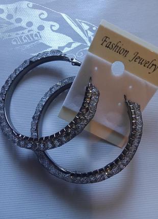 Интересные серьги-кольца со стразами в сетке "fashion jewerly"