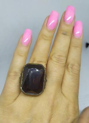 Кольцо со стеклянным камнем. тяжелое