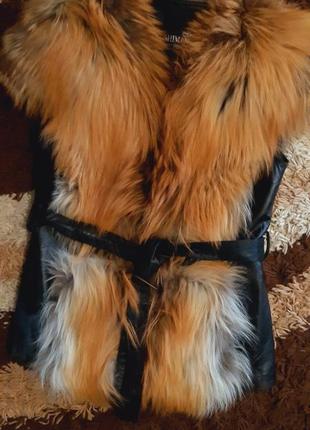 Красивый,стильный жилет.натуральный мех лиса.