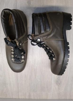 Новые натур. кожаные ботинки на тракторной подошве