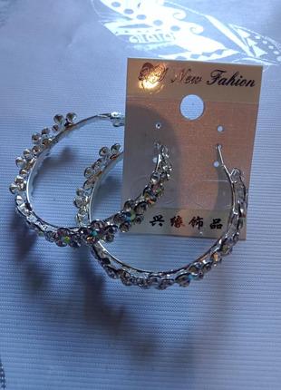 Красивые серьги-кольца с цветами из страз на серебристой основе