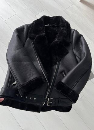 Шкіряна чорна дублянка в стилі zara з штучним хутром та ремінцем