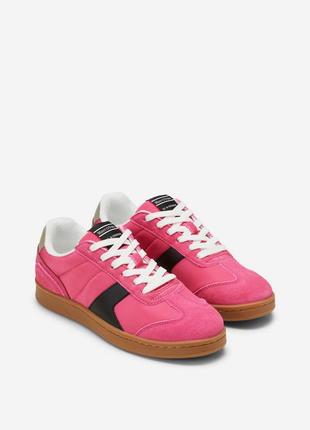 Кросівки жіночі