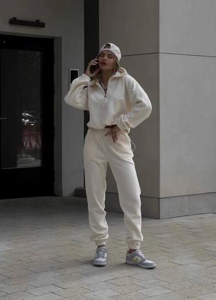 Жіночий спортивний костюм