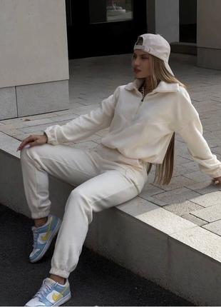 Жіночий спортивний костюм