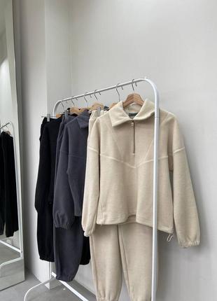 Жіночий спортивний костюм